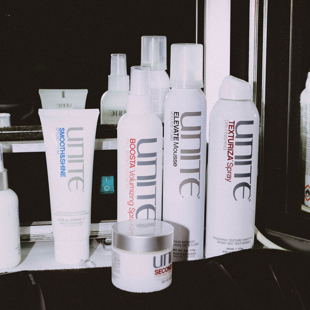Produits capillaires UNITE Hair utilis&eacute;s en backstage pendant la Fashion Week de Paris.